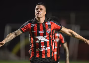 Vitória vence o Atlético-MG em dia de homenagem a Wagner Moura no Barradão