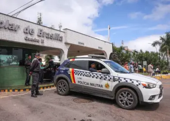 Moraes nega livre acesso de filhos de Bolsonaro à prisão domiciliar