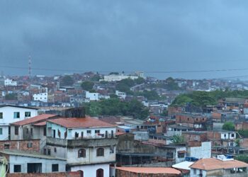 Chuvas persistem em Salvador, mas tendência é de melhora a partir desta segunda-feira (30)
