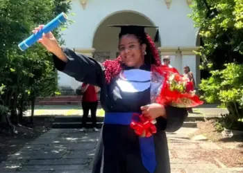 Mulher trans chega à universidade 25 anos após violências na escola