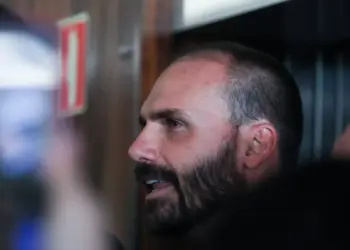Moraes vota para condenar Eduardo Bolsonaro por difamação