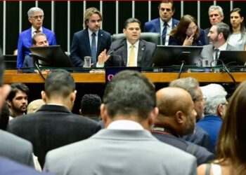 Congresso derruba veto de Lula e aprova redução de pena de Bolsonaro