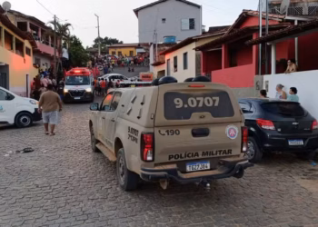 Carro invade garagem de casa em Guaratinga (BA) e mata duas pessoas