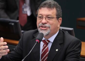 Afonso Florence critica tom de ACM Neto e acusa ex-prefeito de distorcer realidade da Bahia