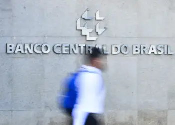 Juros elevados mantêm pressão sobre endividamento das famílias