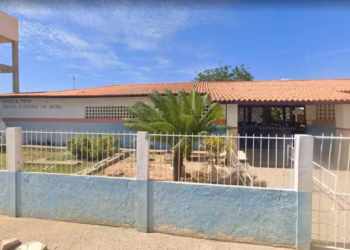Professor é afastado após tirar roupa e ficar nu em sala de aula em Juazeiro (BA)