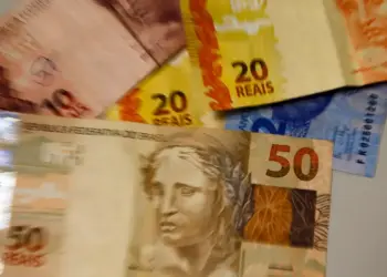 Aposentados e pensionistas do INSS começam a receber 13º nesta sexta