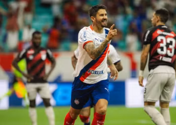 Bahia vence o Athletico-PR por 3 a 0 e volta ao G4 do Brasileirão