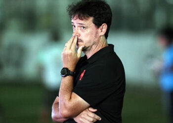 Corinthians demite Dorival Júnior após derrota para o Inter  e contrata Fernando Diniz