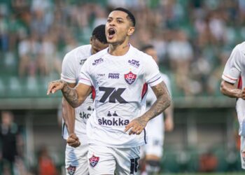 Vitória joga com um a menos e arranca empate diante da Chapecoense