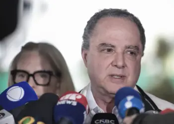 Lula retira lesão do couro cabeludo e deixa hospital ainda hoje