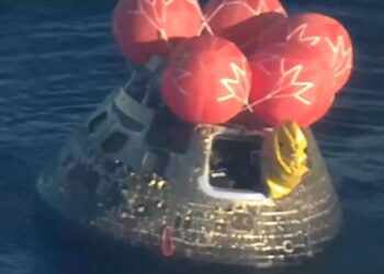 Astronautas da Artemis retornam à Terra após cápsula pousar no mar