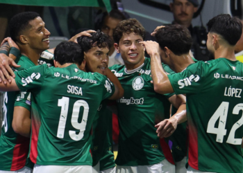 Palmeiras joga  com um a menos, mas vence Athletico-PR e mantém folga na liderança