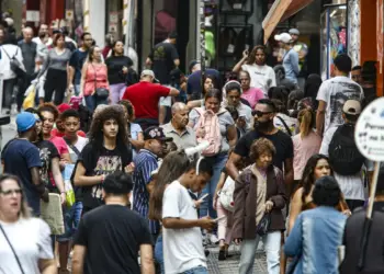 População no Brasil cresce em ritmo menor e está envelhecendo