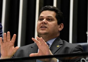 Alcolumbre faz hoje a Lula o que fez a Bolsonaro