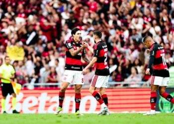 Flamengo abre dois gols, mas empata com o Vasco e perde chance de encostar no líder Palmeiras