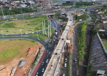 Obras do VLT avançam e alteram tráfego na BR-324 para lançamento de vigas