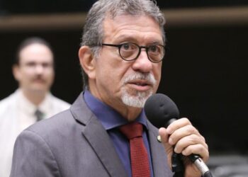 Escândalo do Banco Master: Afonso Florence questiona silêncio de ACM Neto.