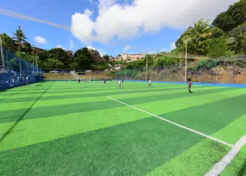 Prefeitura entrega arena esportiva com gramado sintético em Jaguaripe