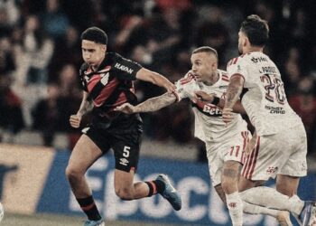 Brasileirão: Flamengo empata com Athletico-PR e “ajuda” Palmeiras
