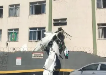 Avião  bimotor cai e bate em prédio em Belo Horizonte