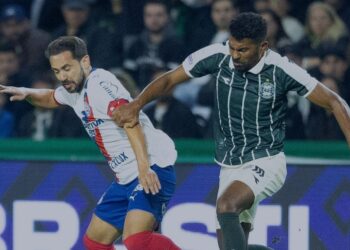 Bahia leva virada do Coritiba e completa oito partidas sem vencer