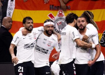 Corinthians vence o Atlético-MG e se afasta  do Z-4 do Brasileiro