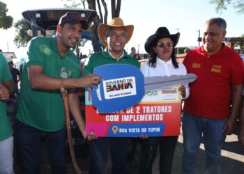 Jerônimo Rodrigues   entrega equipamentos agrícolas em Boa Vista do Tupim