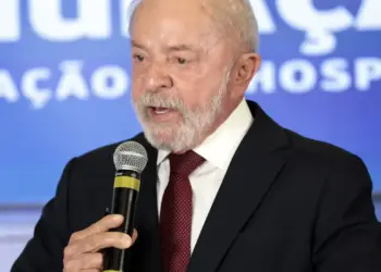 Lula inicia radioterapia após retirada de lesão no couro cabeludo
