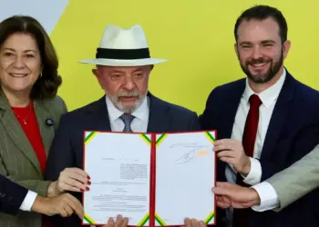 Lula anuncia novo Desenrola para quem ganha até R$ 8,1 mil.Programa foca na renegociação de dívidas