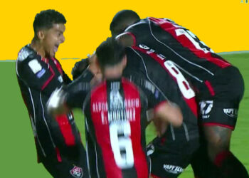 Vitória goleia o Coritiba no Barradão e sobe para a 8ª posição na tabela do Brasileiro