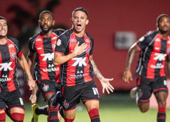 Vitória derrota o Flamengo com direito a golaço de Erick e se classifica para as oitavas da Copa do Brasil