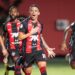 Vitória derrota o Flamengo com direito a golaço de Erick e se classifica para as oitavas da Copa do Brasil