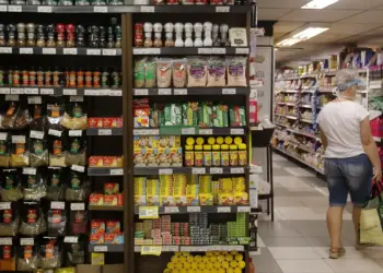 Fabricação de produto alimentício gerou mais emprego em 2024, diz IBGE