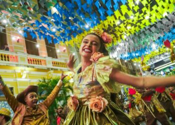 Abertura do Arraiá da Prefs reúne famílias, turistas e celebra a cultura nordestina no Centro Histórico