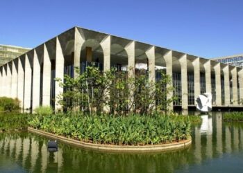 MRE sobe no palanque e reduz preço do passaporte