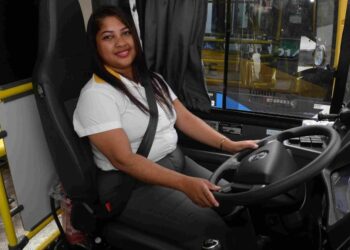 Salvador lança Escolinha Direção Feminina para formação de mulheres na mobilidade urbana