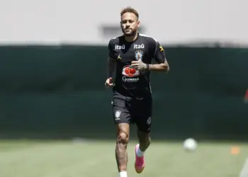 Neymar vai a campo   em treino da seleção brasileira