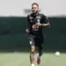 Neymar vai a campo em treino da seleção brasileira