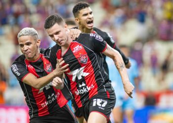 Vitória vira jogo e larga na frente no primeiro jogo da final da Copa do Nordeste