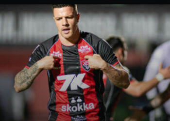 Kayzer marca e garante triunfo do Vitória contra o Vasco  no Barradão