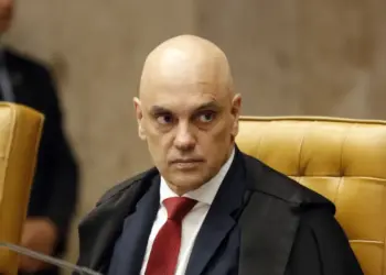 Moraes proíbe visitas de Flávio a Bolsonaro após divulgação de carta