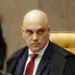 Moraes proíbe visitas de Flávio a Bolsonaro após divulgação de carta