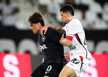 Vitória empata com o Botafogo em noite de grande atuação de Lucas Arcanjo