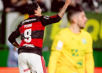 Flamengo goleia a Chapecoense e segue na caça ao líder Palmeiras