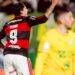 Flamengo goleia a Chapecoense e segue na caça ao líder Palmeiras