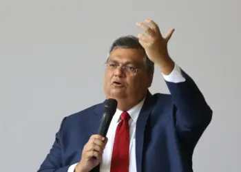Dino bloqueia R$ 119 milhões de Valdemar por suspeitas em emendas