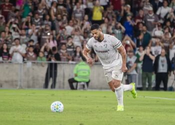 Fluminense vence o Bahia por 2 a 0 em amistoso com gols de Hulk e Cano.