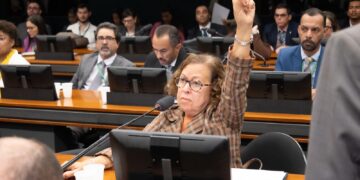 Lídice diz que “provão baiano” proposto por ACM Neto é “espuma marqueteira”