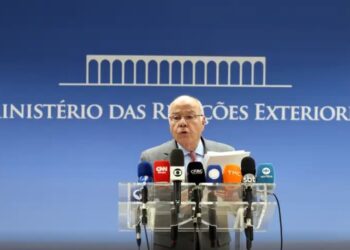 Oposição desconfia de corpo-mole de Mauro Vieira